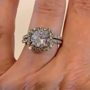 Beautiful Halo Wedding Band Set